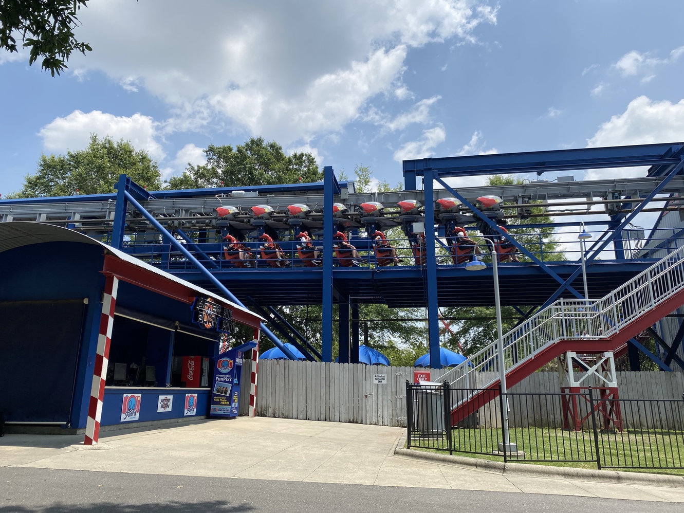 The
      Afterburn coaster has its own fighter jet at the entrance.