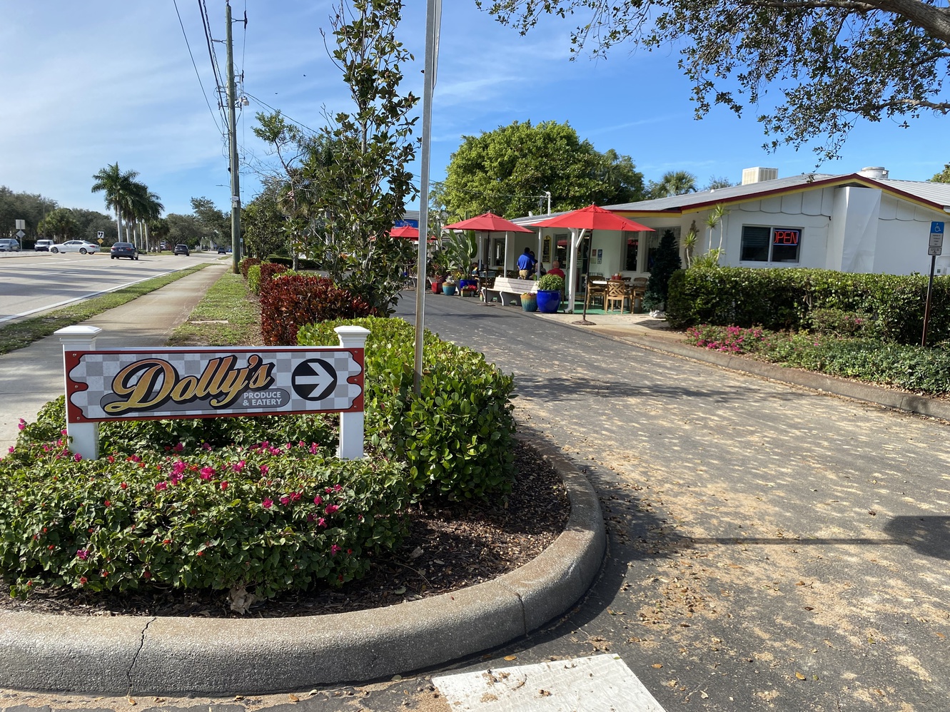 The
      front of Dolly's diner has a homespun feel to it, and a super
      accessible driveway.
