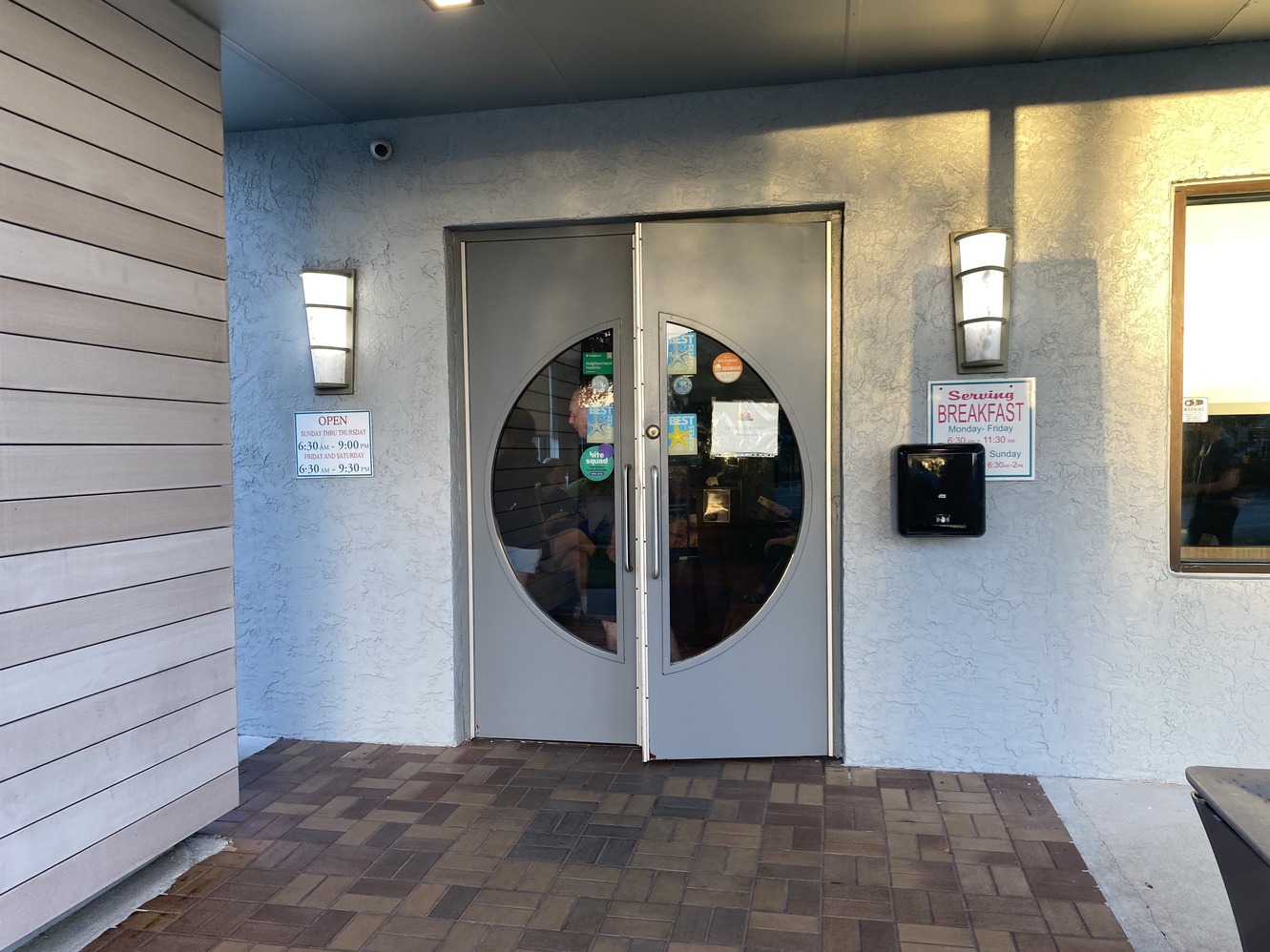 Mel's diner
        main entrance daytime Naples Florida